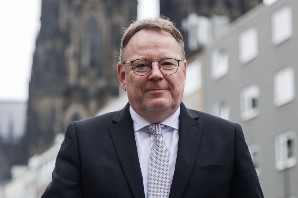 Kölns Oberbürgermeister Torsten Burmester (63, SPD) fordert, dass sich die Gräueltaten der Nazis nicht wiederholen.