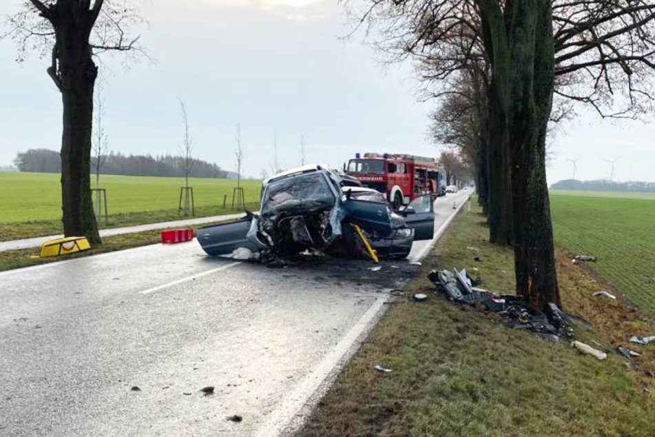 Auf der B197 ist am Dienstag ein Peugeot von der Fahrbahn abgekommen und mit einem Baum kollidiert. Anschließend ist ein BMW in den Unfallwagen gekracht.