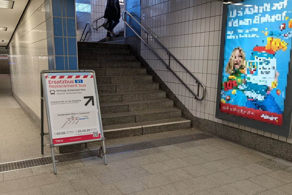 Aufsteller zeigen den Fahrgästen an der Haltestelle Ochsenzoll, wo der Ersatzbus abfährt.