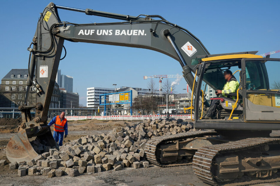 Die neue Baustelle neben dem Tietz hat nun auch Auswirkungen auf den Nahverkehr.
