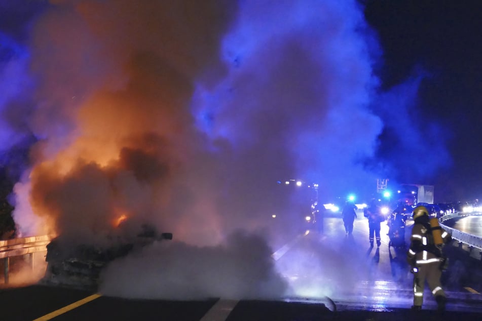 Die Rauchsäule des brennenden BMWs war am Freitagabend hunderte Meter weit zu sehen.