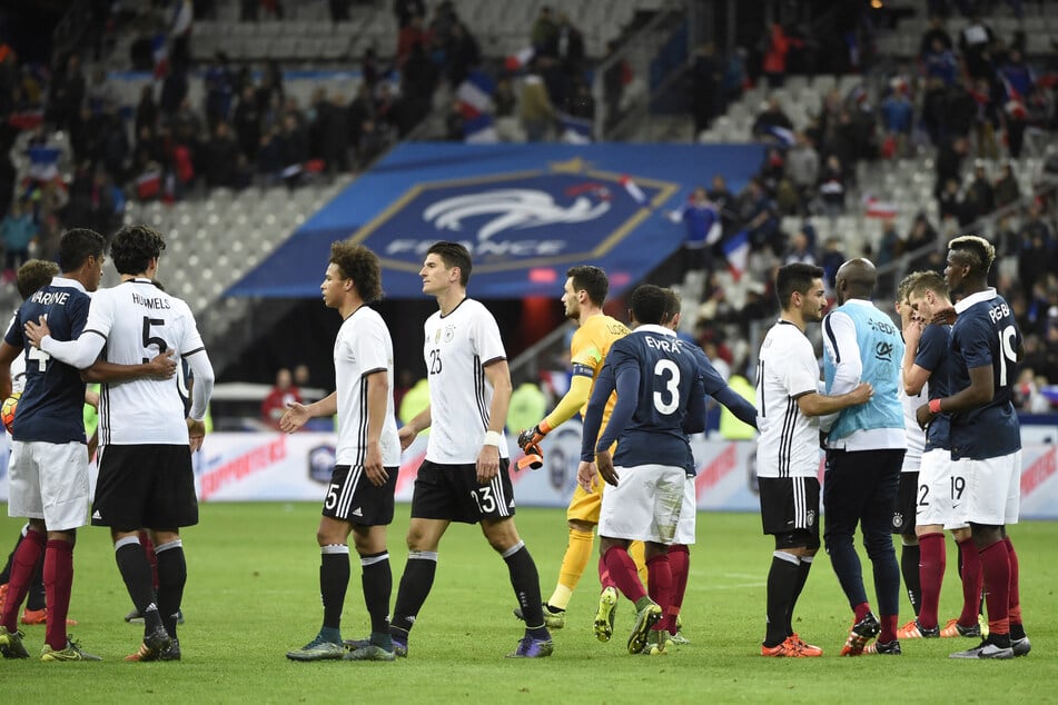 Nach dem Spiel gegen Frankreich wurden die DFB-Kicker sofort in die Kabine geholt. Erst dort erfuhren sie, was draußen vor sich ging: eine Reihe von Terroranschlägen erschütterte Paris.