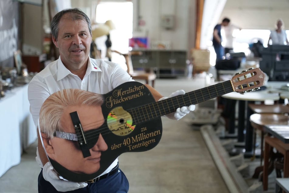 Auch eine dekorative Konzertgitarre mit Heino-Porträt kommt unter den Hammer.