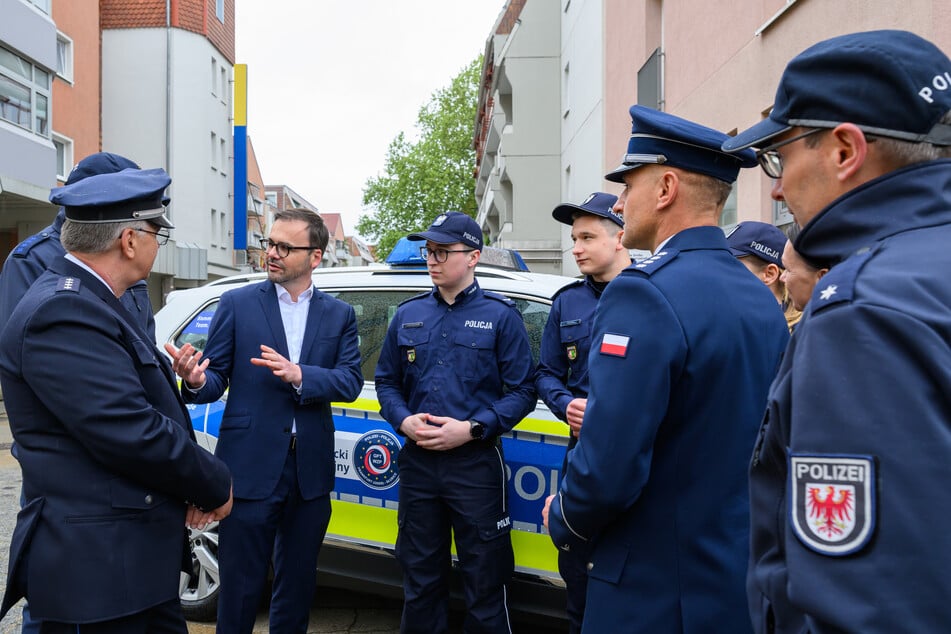 Innenminister Dr. Jan Redmann (46, CDU, 3.v.l.) legt Wert auf eine enge Zusammenarbeit zwischen der Brandenburger und der polnischen Polizei. Diese soll auch bei den Rinder-Diebstählen Erfolge bringen. (Archivfoto)