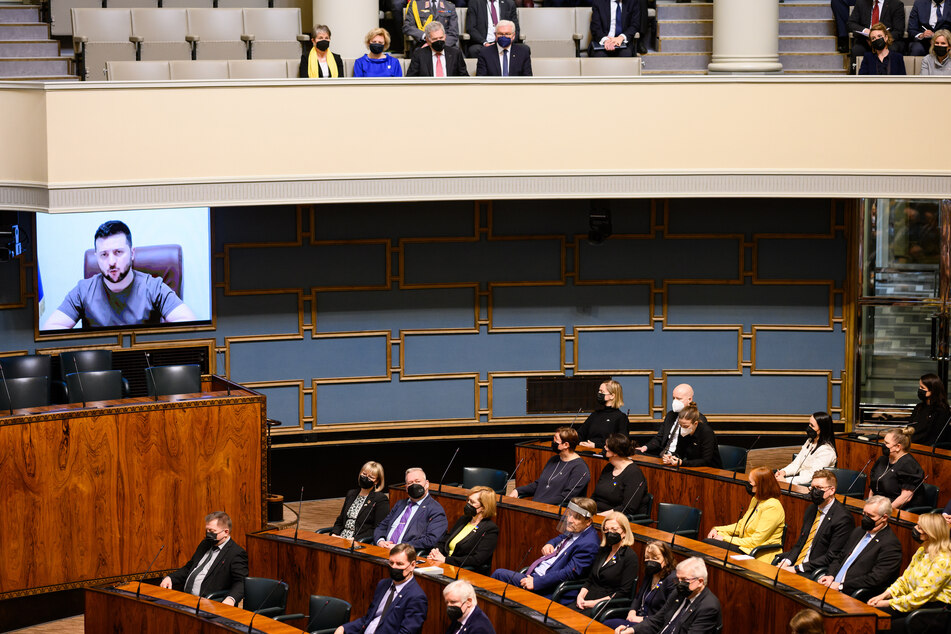 Der ukrainische Präsident, Wolodymyr Selenskyj (44), während einer Videoansprache vor dem Parlament der Republik Finnland.