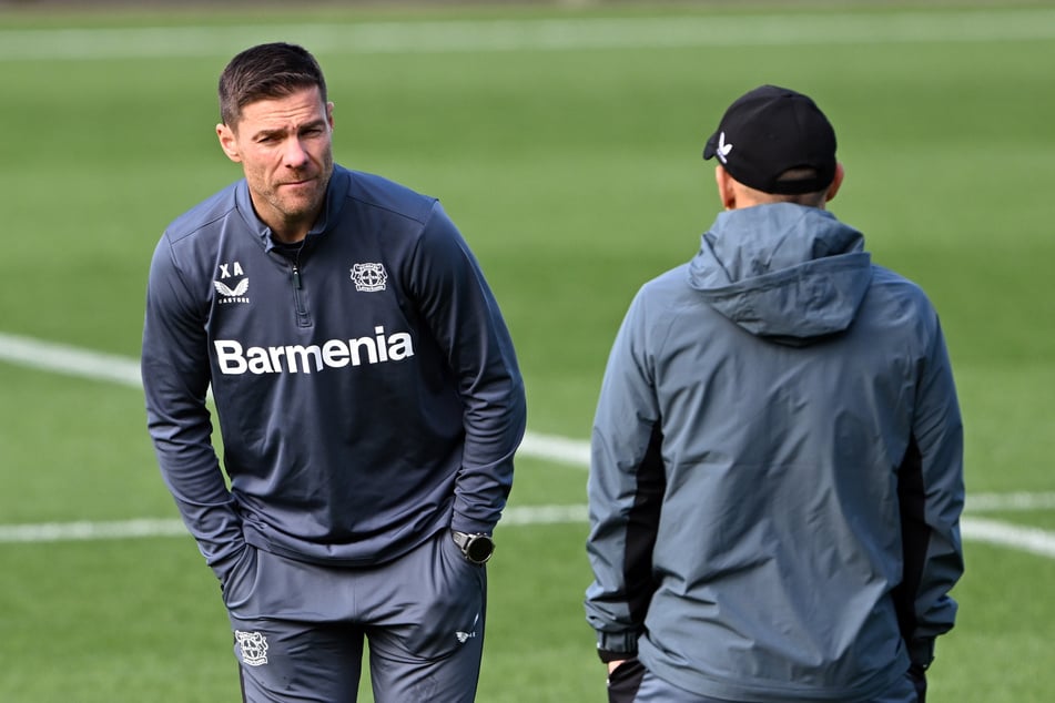 Brauchen wir Verstärkung? Bayer-Coach Xabi Alonso (43) schaut sich das Training seiner Profis genau an. (Archivbild)