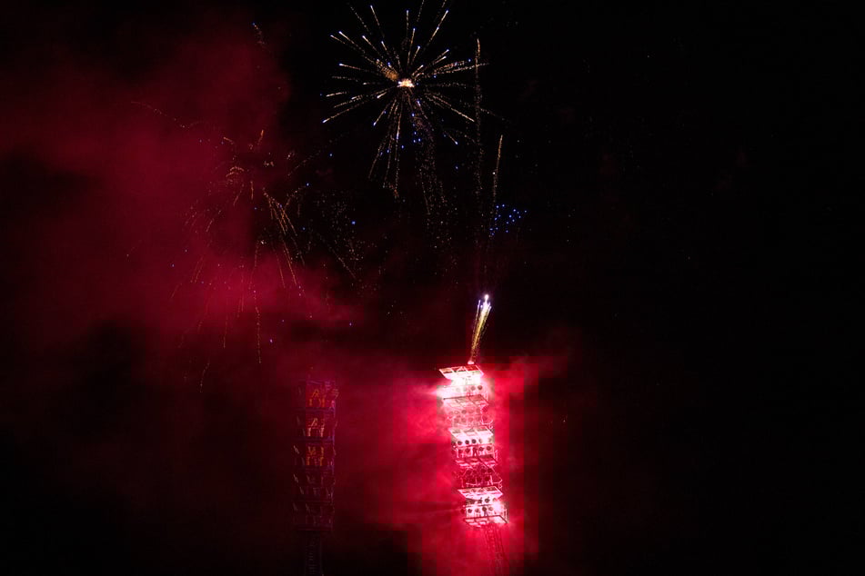 Die alten Flutlichtmasten im Ostseestadion wurden am Mittwochabend mit Feuerwerk und Pyrotechnik verabschiedet.