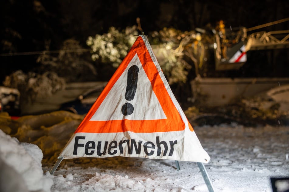 Wegen der Gefahr durch die Schneelast auf Dächern und Bäumen wurden Straßen in Mittelfranken gesperrt.