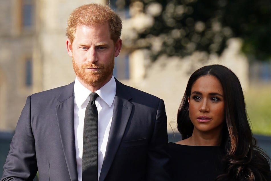 Gegen Prinz Harry (39) und Herzogin Meghan (42) werden nach ihrer Nigeria-Reise neue Vorwürfe laut.