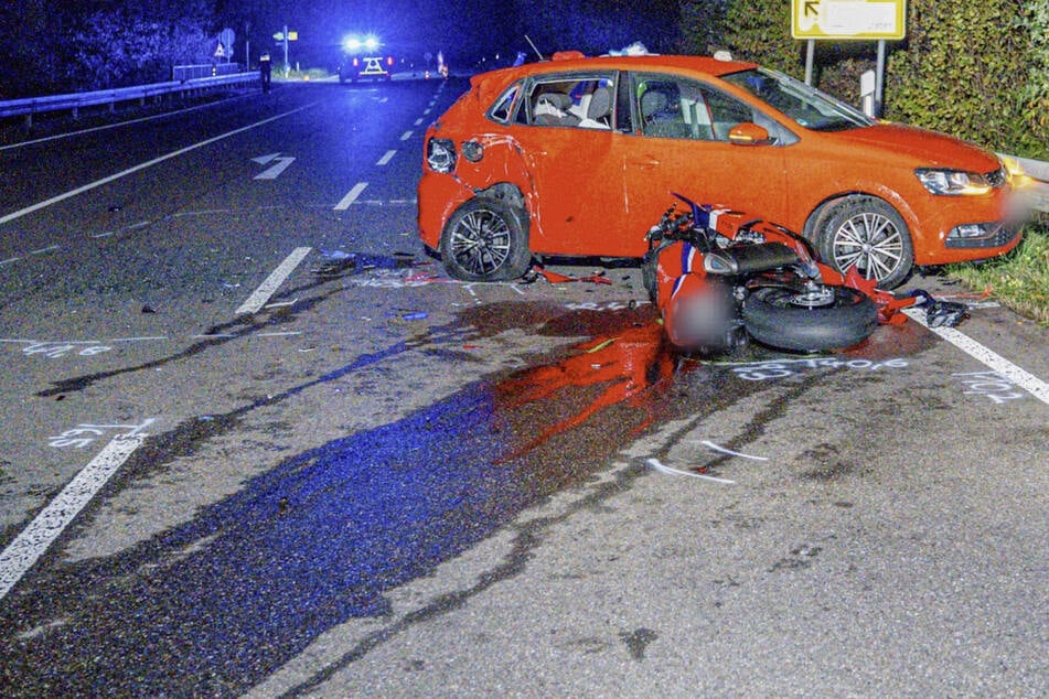 VW-Fahrerin wendet verbotenerweise: Junger Motorradfahrer lebensgefährlich verletzt