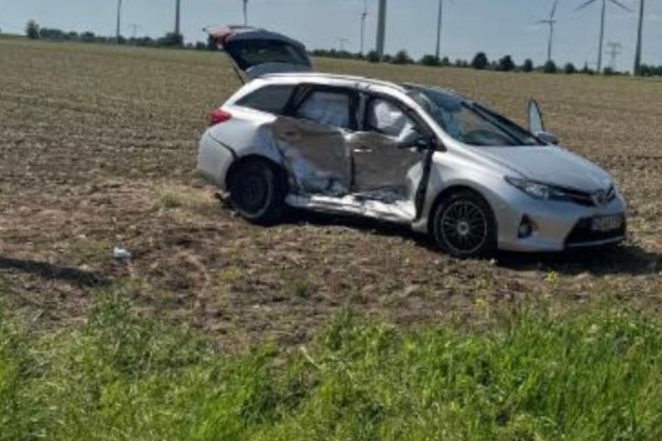 Auto landet nach Zusammenprall auf Acker: Aber was ist passiert?