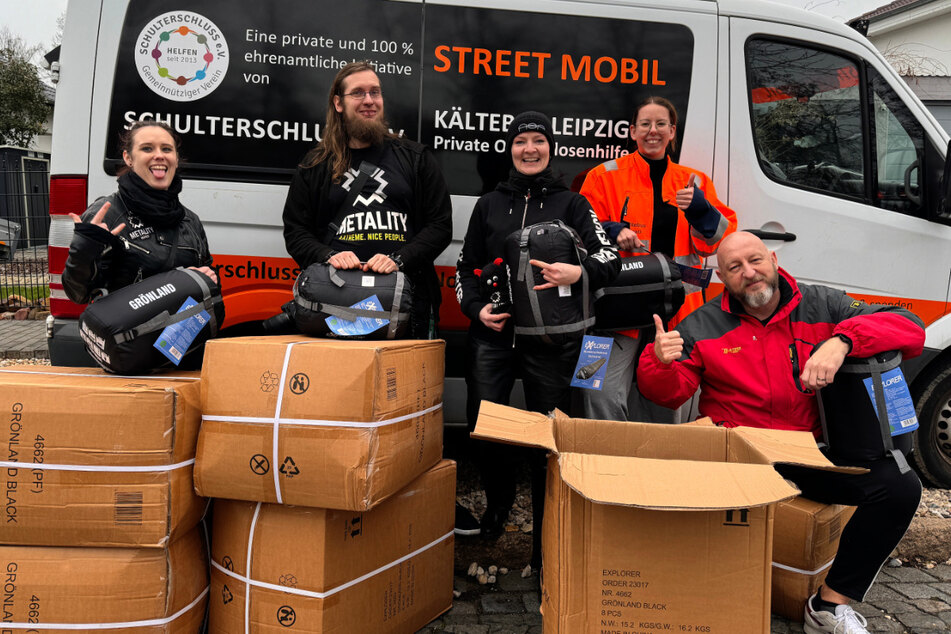 Die Mitglieder des Leipziger Metality-Chapters zusammen mit Basti Schauer (rechts) und dessen Tochter. Am Sonntag übergaben die Metalheads 80 Schlafsäcke an den Leipziger Kältebus, den die Familie betreibt.