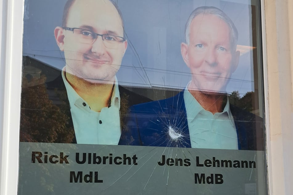 Unbekannte haben in der Nacht auf Donnerstag das CDU-Bürgerbüro an der Georg-Schumann-Straße attackiert.
