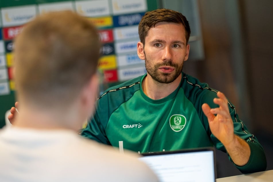 DHfK-Kapitän Lukas Binder (33) im Gespräch mit TAG24-Redakteur Jan-Gerrit Vahl.