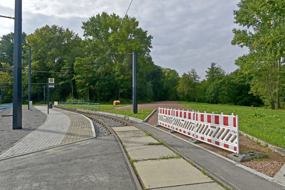 Der fertige P+R-Platz an der Wendestelle Schönau ist mit Baken abgesperrt.