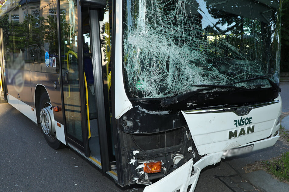 Der Linienbus hatte zum Unfallzeitpunkt keine Fahrgäste.