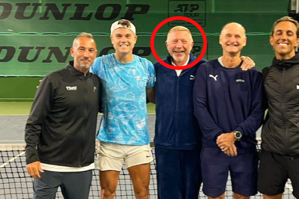 Tennis-Legende Boris Becker (M.) mit dem Team von Holger Rune (20, 2.v.l.).