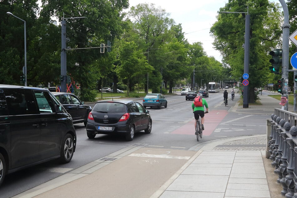 Grünphase nicht mehr gemeinsam: Kommende Woche wird am Sachsenplatz die Ampelschaltung für Autofahrer und Radler umgestellt.