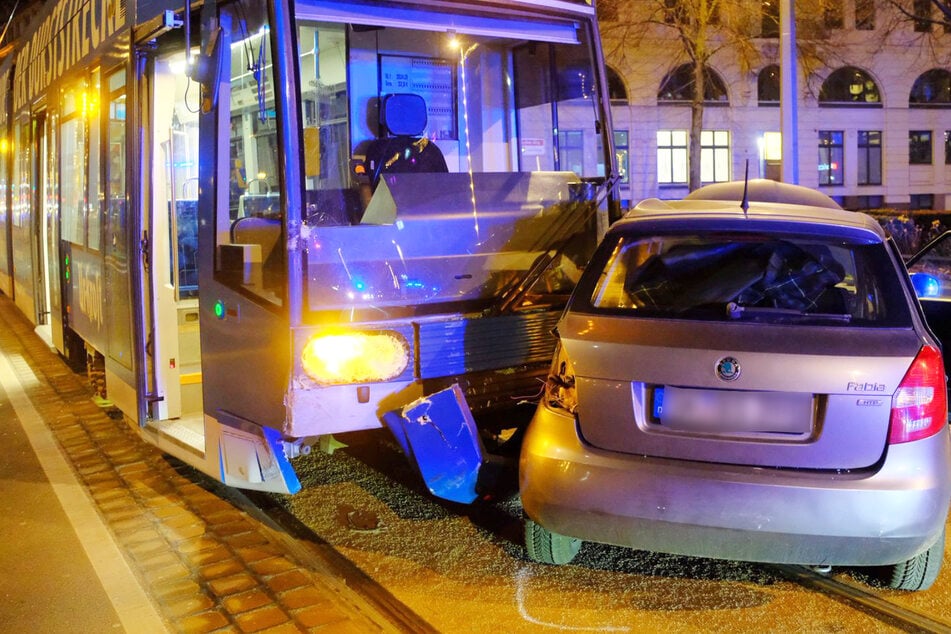 Crash auf dem Innenstadtring: Skoda und Straßenbahn stoßen zusammen