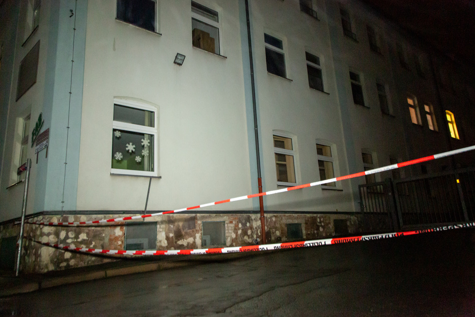 In diesem Haus in Crimmitschau geschah die schreckliche Tat: Eine Frau (33) wurde offenbar durch einen Mann (36) getötet.