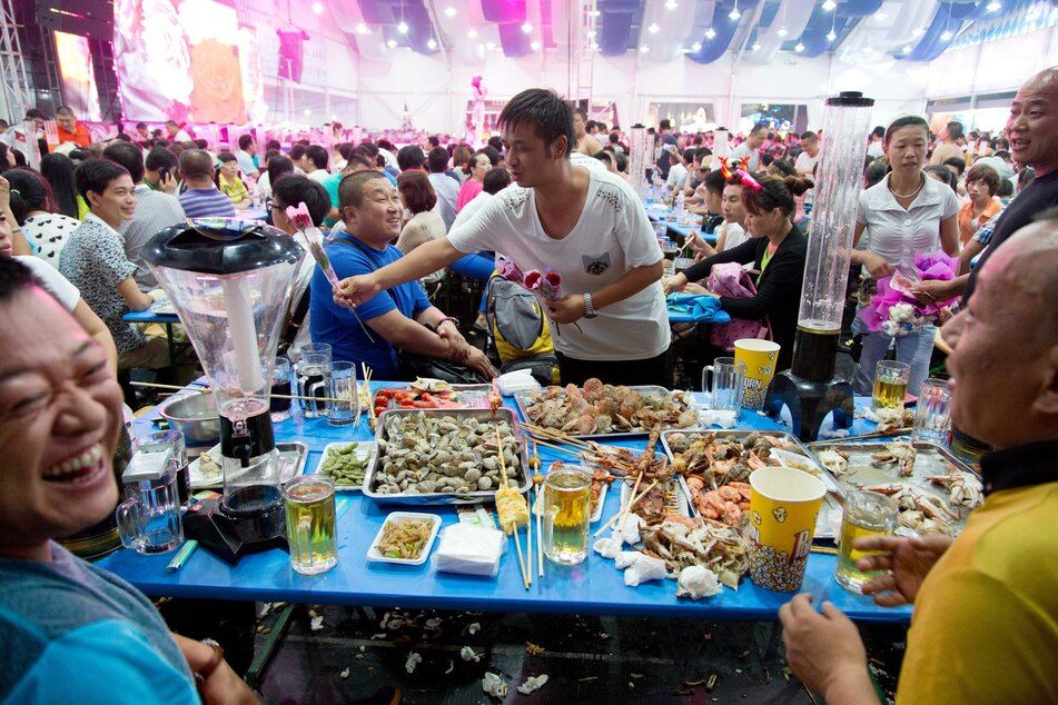 Meeresfrüchte liegen beim Oktoberfest im chinesischen Qingdao auf einem Tisch.