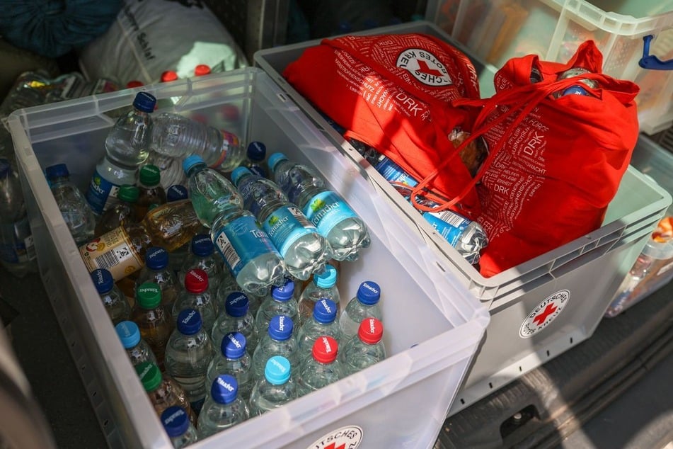 Im Hitzebus des Deutschen Roten Kreuzes (DRK) stehen unter anderem Wasser- und Apfelschorleflaschen bereit.