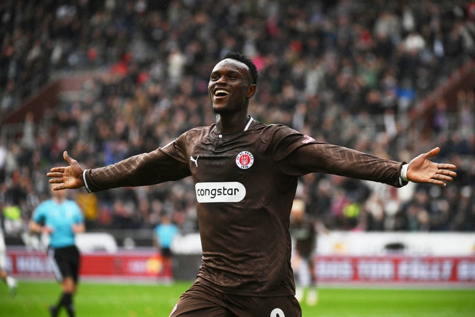 Abdoulie Ceesay jubelt über seinen Führungstreffer.