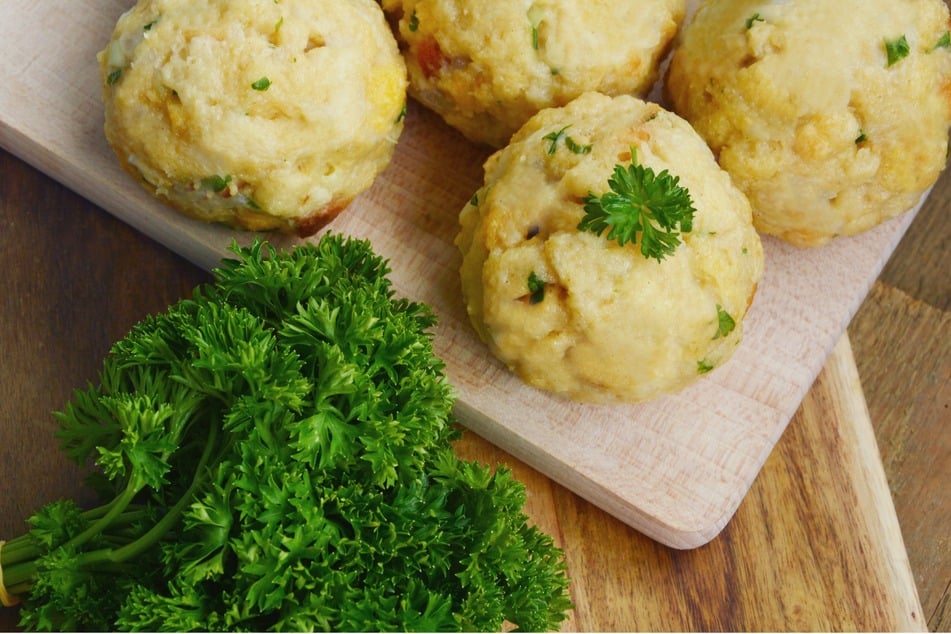 So einfach ist das Semmelknödel Rezept nach Omas Art