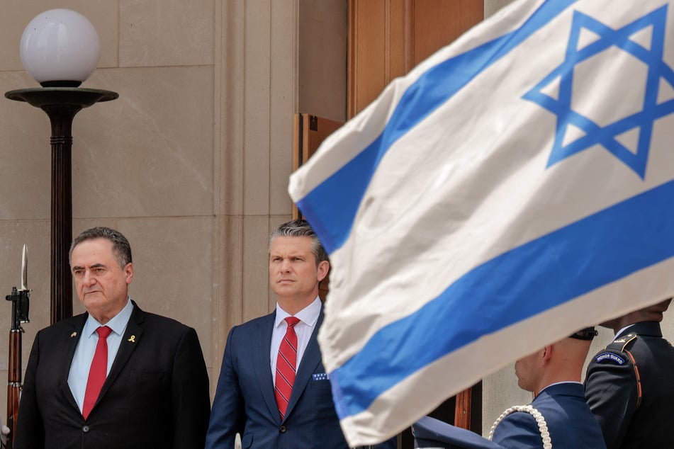 US Defense Secretary Pete Hegseth (r.) welcomes Israeli Defense Minister Israel Katz (l.) with an enhanced honor cordon at the Pentagon on July 18, 2025.