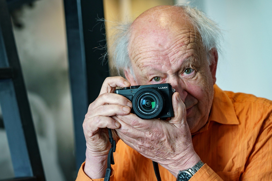 Günter Zint (79) sitzt in einem Hotelzimmer auf der Hamburger Reeperbahn mit seiner Kamera in den Händen. Am 27. Juni wird er 80 Jahre alt.