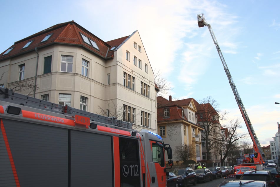 Leipzig: Feuerwehreinsatz im Leipziger Norden: Dachstuhl in Mehrfamilienhaus in Flammen