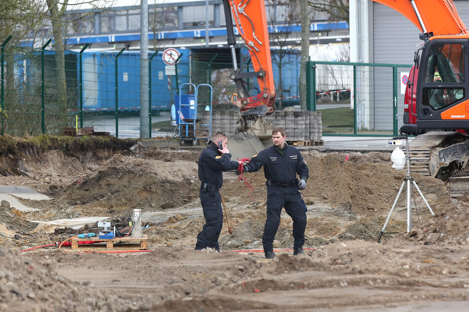 Mitarbeiter des Kampfmittelräumdienstes bereiten in Hamburg eine Bomben-Entschärfung vor. (Symbolbild)
