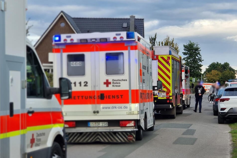 Rettungswagen stehen Ende September vor dem Einfamilienhaus in Fürstenau.