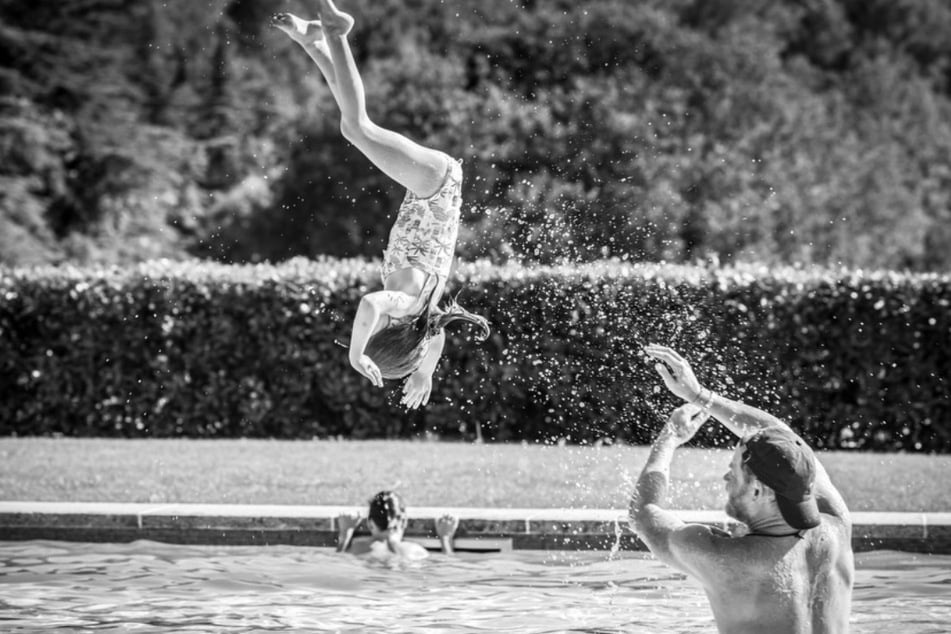 Prinzessin Lilibet (5) hatte sichtlich Spaß beim Toben im Wasser mit ihrem Vater, Prinz Harry.