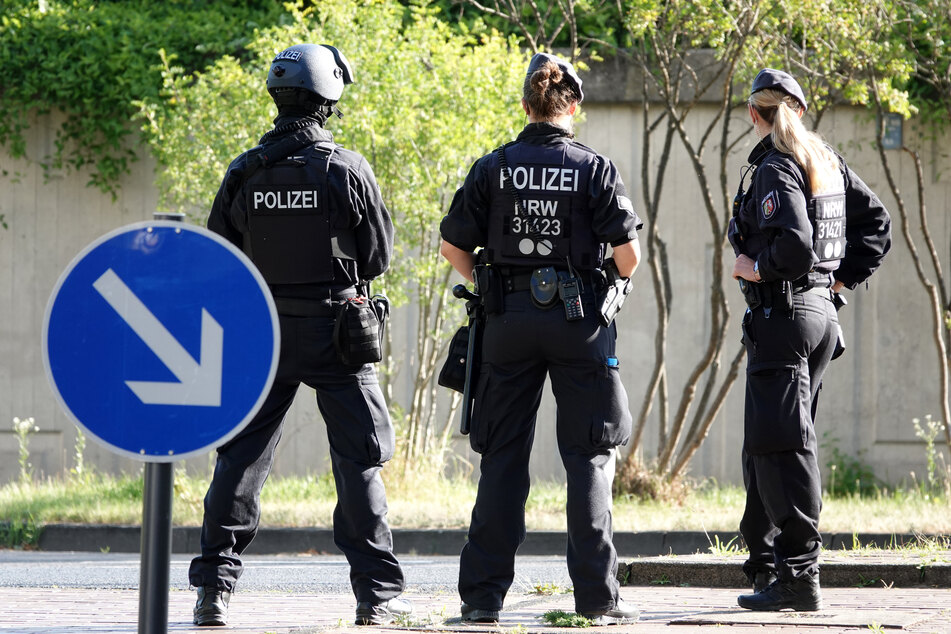 Schwer bewaffnete Polizisten sichern das Kölner Landgericht.
