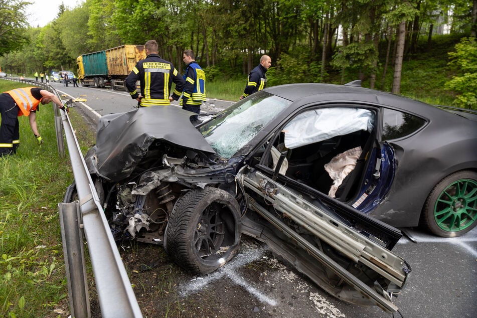 Der Ford wurde bei dem Unfall stark zerstört.