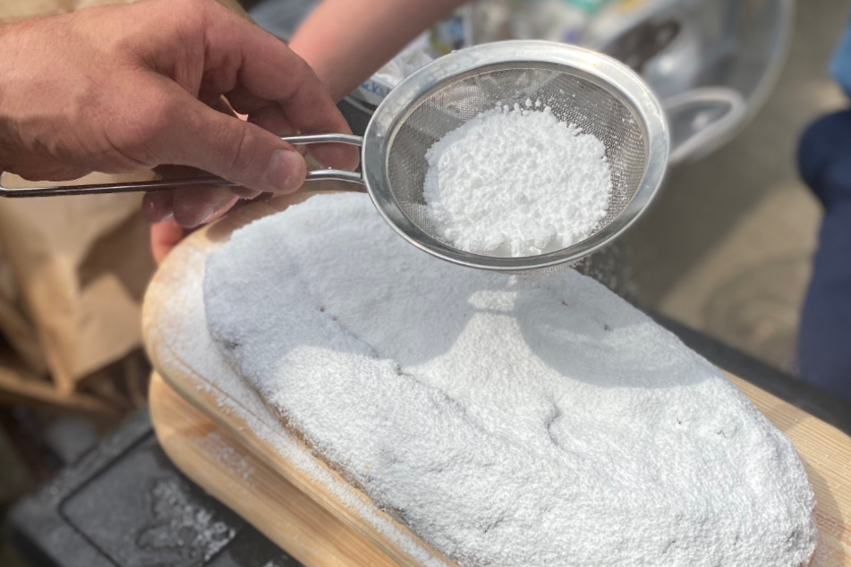 Da läuft einem auch an Sommertagen das Wasser im Munde zusammen: Der Dresdner Chiststollen wurde in Szene gesetzt.