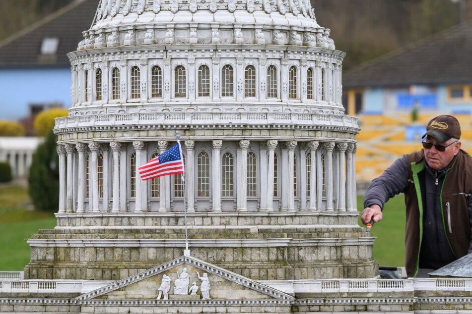 Die Fahne ist gehisst: Lutz Gozdzik bereitet das Modell des US-Kapitols für den Saisonstart der Miniwelt vor.