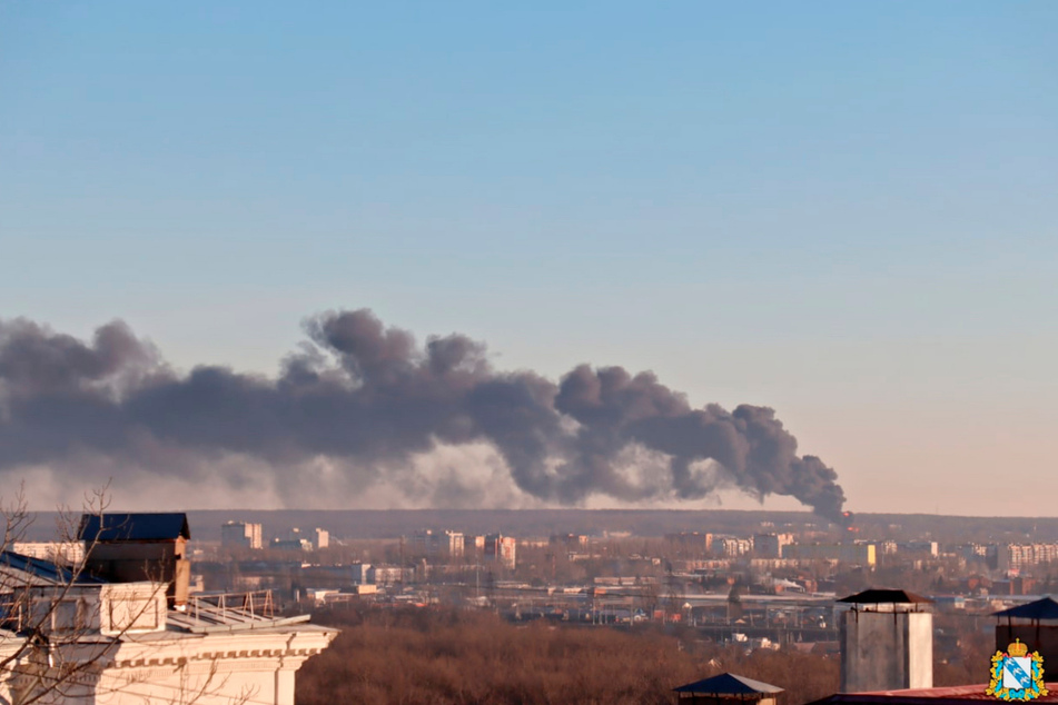 Bei einem neuen ukrainischen Drohnenangriff auf das russische Gebiet Kursk ist ein Öllager in Brand geraten.