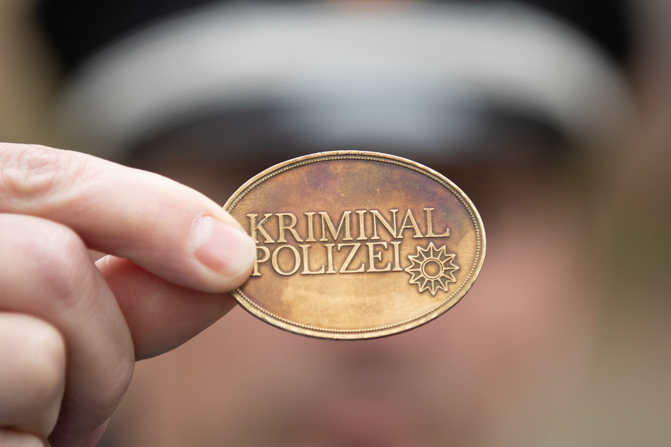 Ein Polizist mit einer echten Dienstmarke.