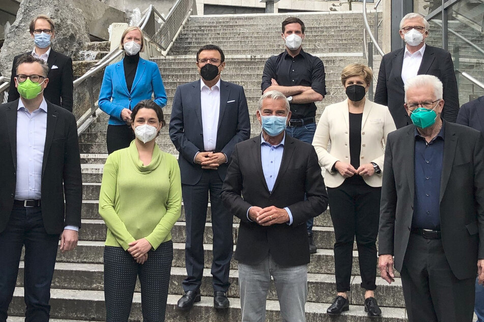 Die Verhandlungsgruppen von Bündnis 90/Die Grünen und CDU in Baden-Württemberg stehen am Samstag nach Abschluss der Koalitionsverhandlungen auf einer Treppe für ein Gruppenfoto zusammen: