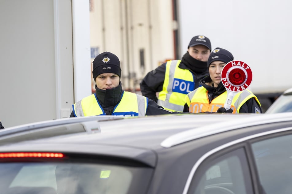 Bei einer Routinekontrolle an der Grenze gingen den Beamten gleich zwei gesuchte Personen ins Netz. (Archivfoto)
