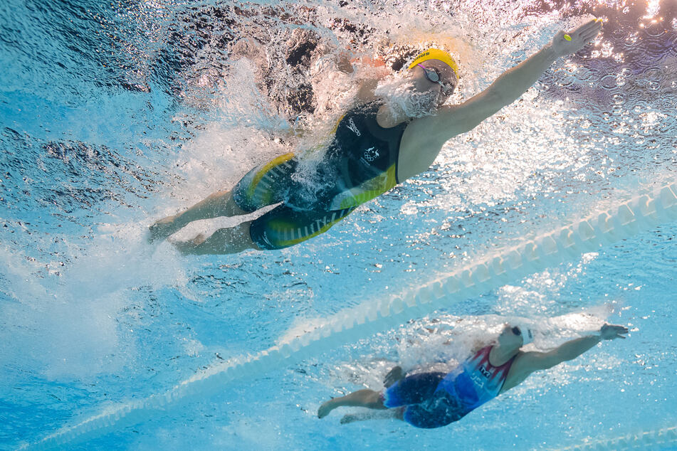 American great Katie Ledecky (r.) edged defending champion Ariarne Titmus to be quickest into the Olympic 400m freestyle final Saturday.