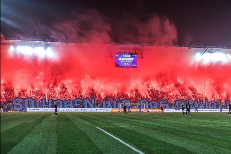 Schon vor dem Spiel kam es zu einer Pyro-Choreographie.