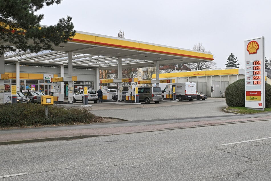 An dieser Tankstelle drohte einer der Täter mit der Dienstwaffe.