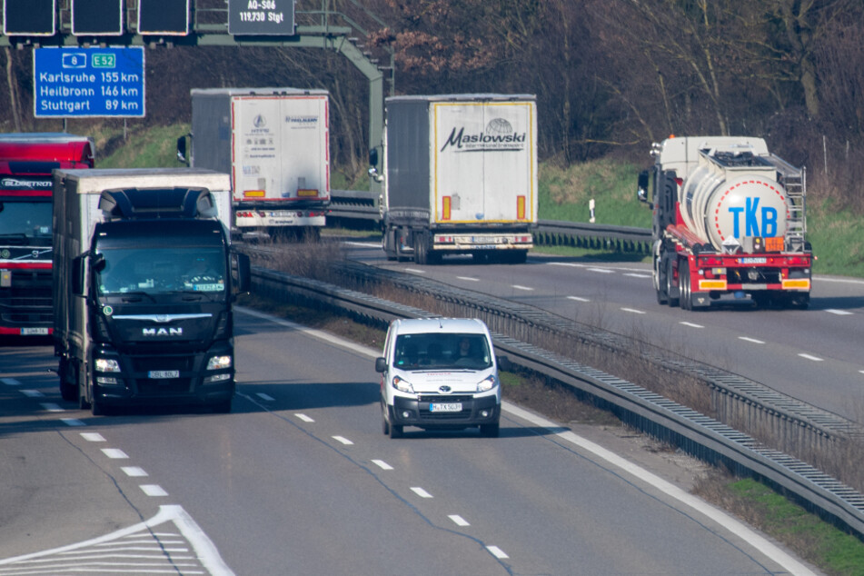 So flüssig könnte der Verkehr bald nicht mehr laufen: Autofahrer müssen sich auf der A8 auf Behinderungen einstellen. (Symbolbild)