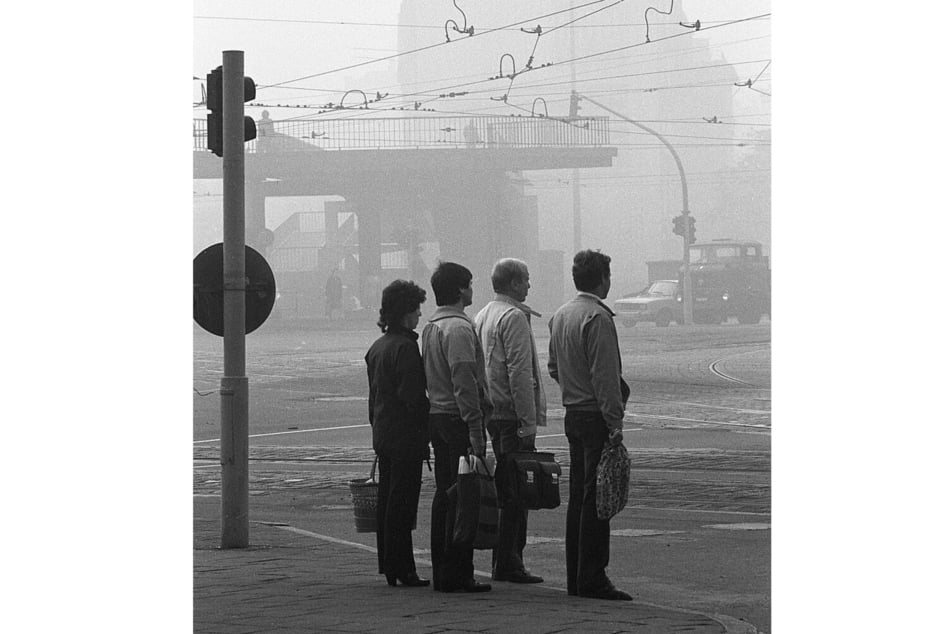 Fotografie "Friedrich-Engels-Platz, Leipzig" (1985) von Norbert Vogel.