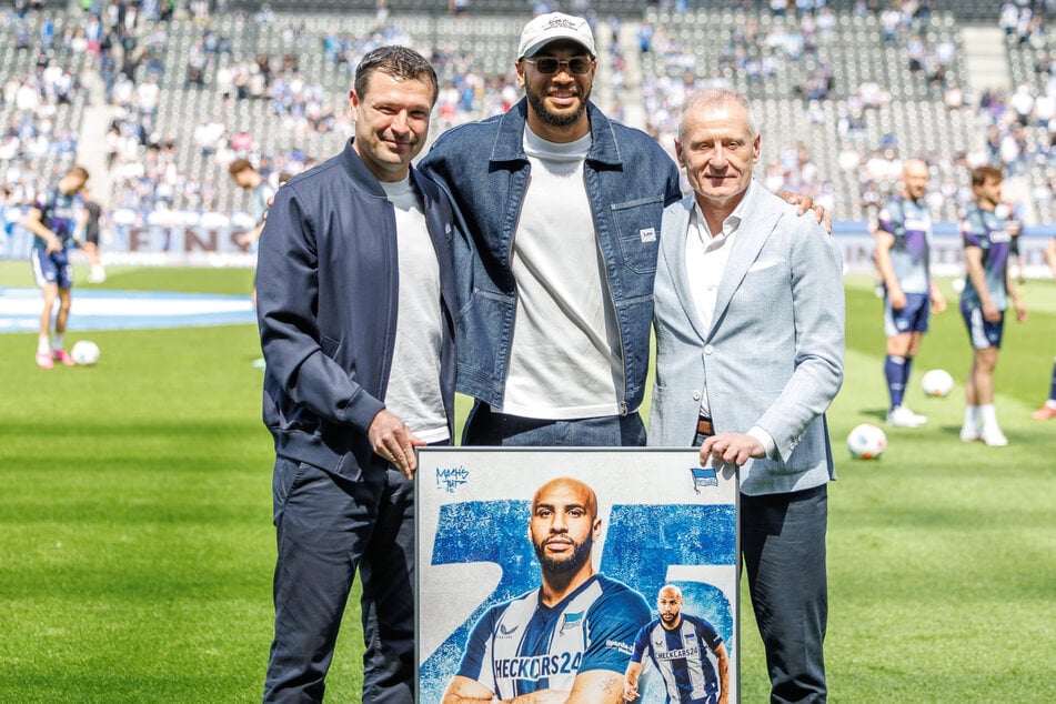 Brooks wird von den Hertha-Bossen Peter Görlich (59, r.) und Benjamin Weber (46, l.) gebührend verabschiedet.