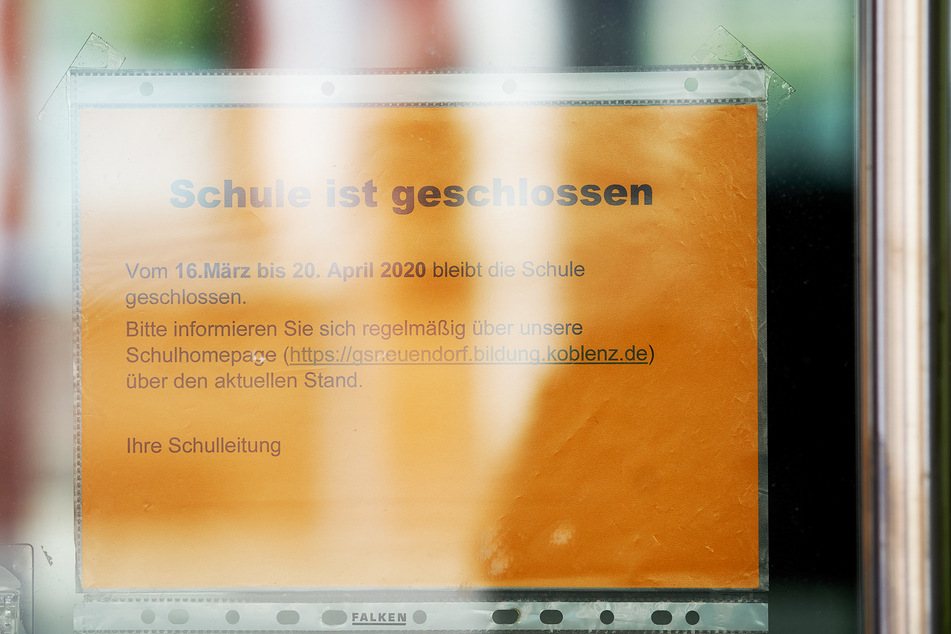 Ein Schild am Eingang der Grundschule im Koblenzer Stadtteil Neuendorf weist auf die Schließung der Schule hin.