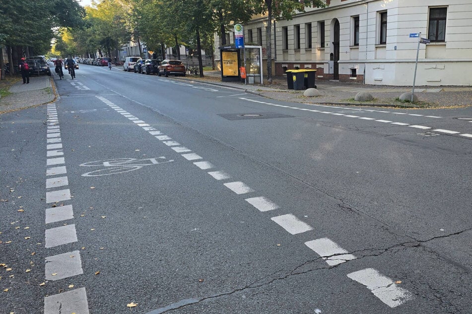 76-Jährige schwer verletzt: Audi kracht im Leipziger Norden in Radfahrerin